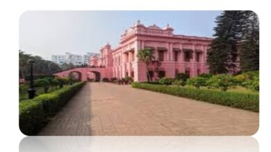 ঢাকার ঐতিহাসিক আহসান মঞ্জিল, একটি গোলাপি রঙের প্রাসাদ, যা বুড়িগঙ্গা নদীর তীরে অবস্থিত এবং ১৯ শতকের ব্রিটিশ ভারতের নবাবদের আবাসস্থল।