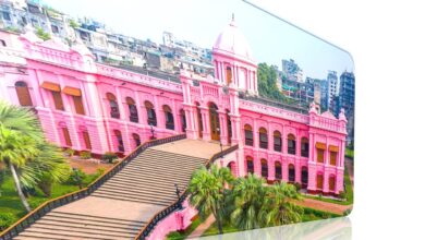 আহসান মঞ্জিল, ঢাকার বুড়িগঙ্গা নদীর তীরে অবস্থিত ঐতিহাসিক নবাব প্রাসাদ।